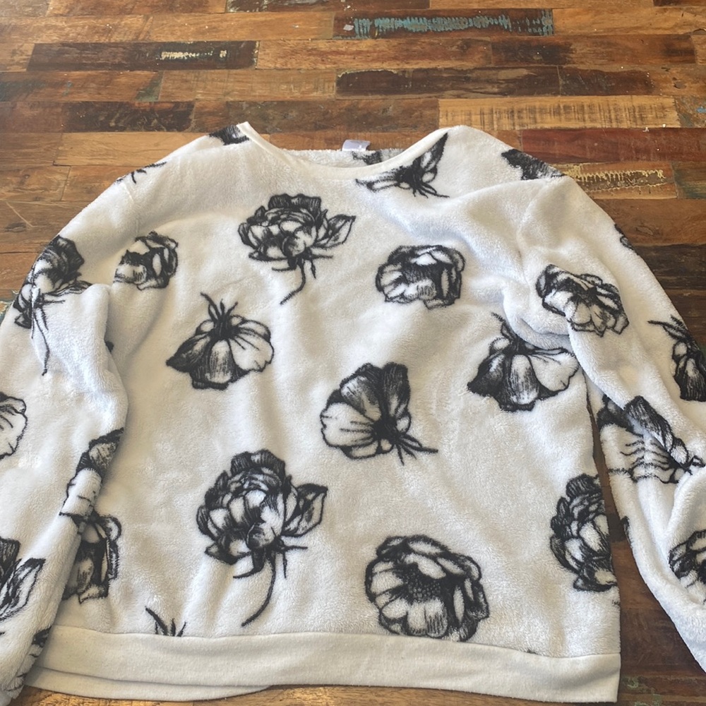 Large new sweater very cute and comfy !